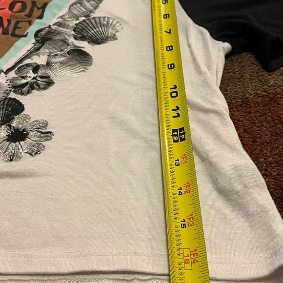 Woman's XS Volcom cropped T-shirt. #volcom #croptop - Picture 5 of 5